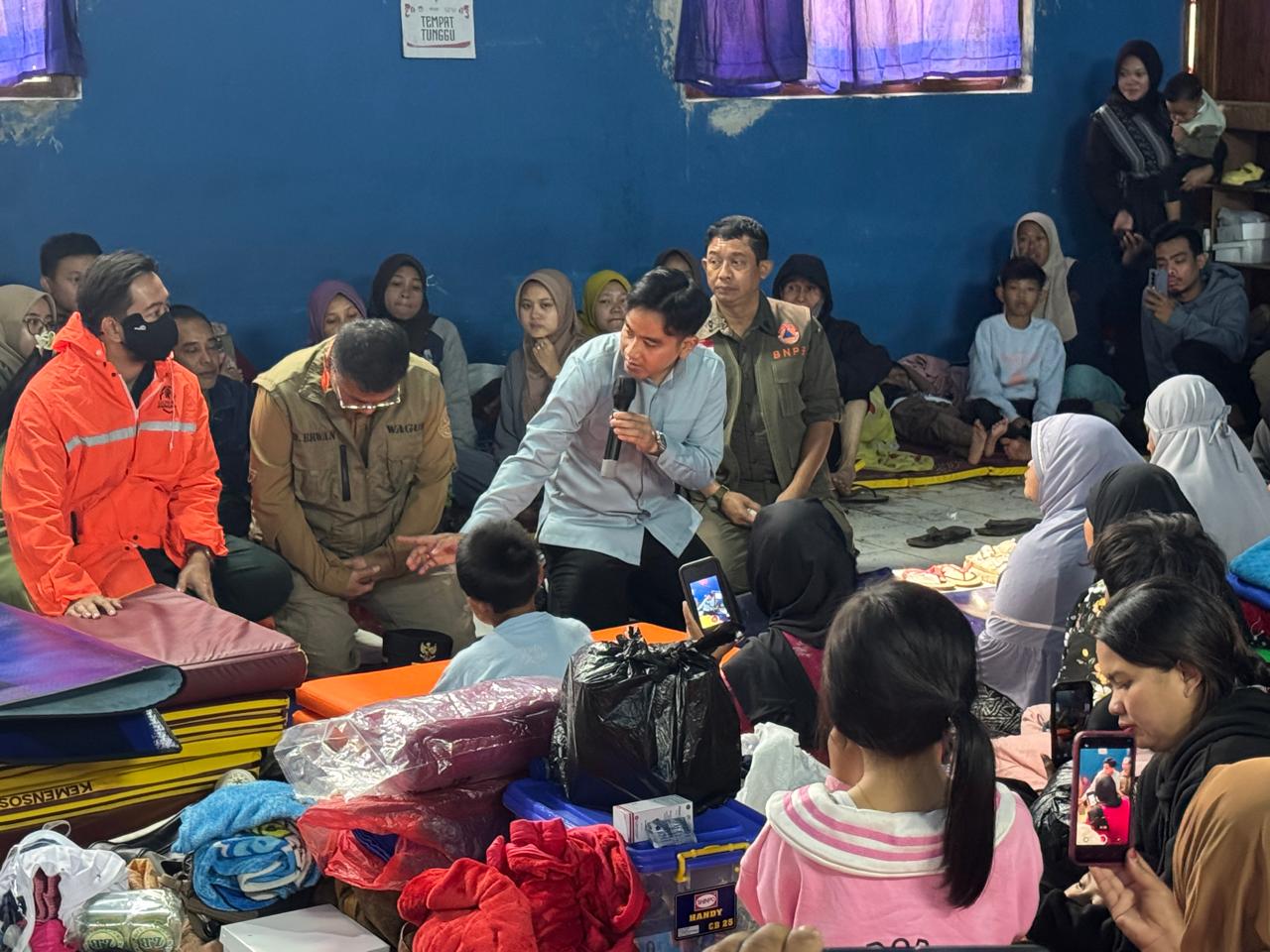 Wapres Gibran Rakabuming Raka (tengah) berada di tengah-tengah pengungsi longsor Bandung Barat. (Foto/Setwapres)
