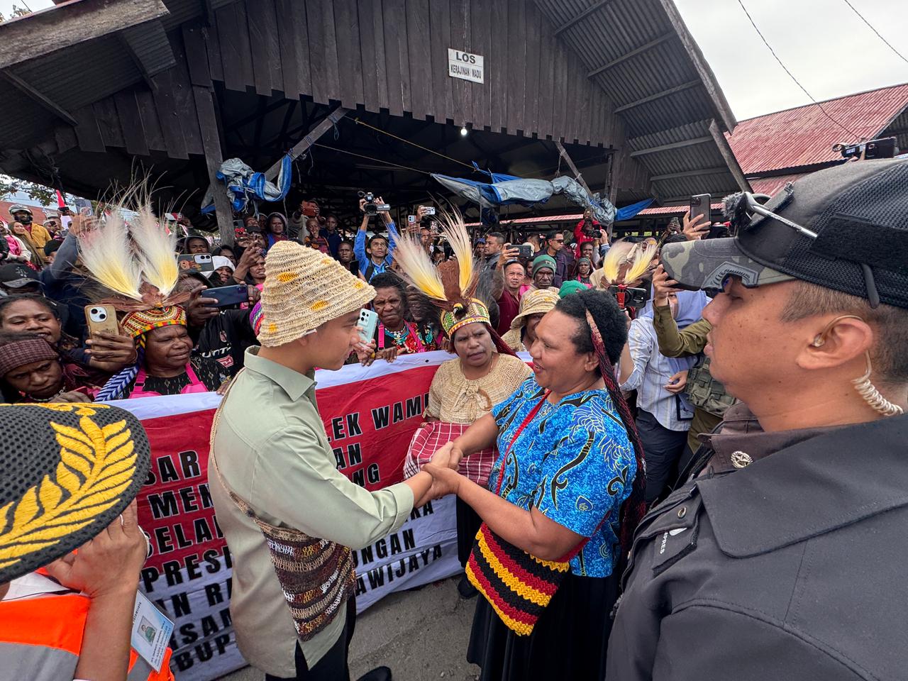 Wapres Gibran Rakabuming meninjau Pasar Potikelek di Wamena, Kabupaten Jayawijaya, Provinsi Papua Pegunungan. (BeritaNasional/Elvis/HO Setwapres)