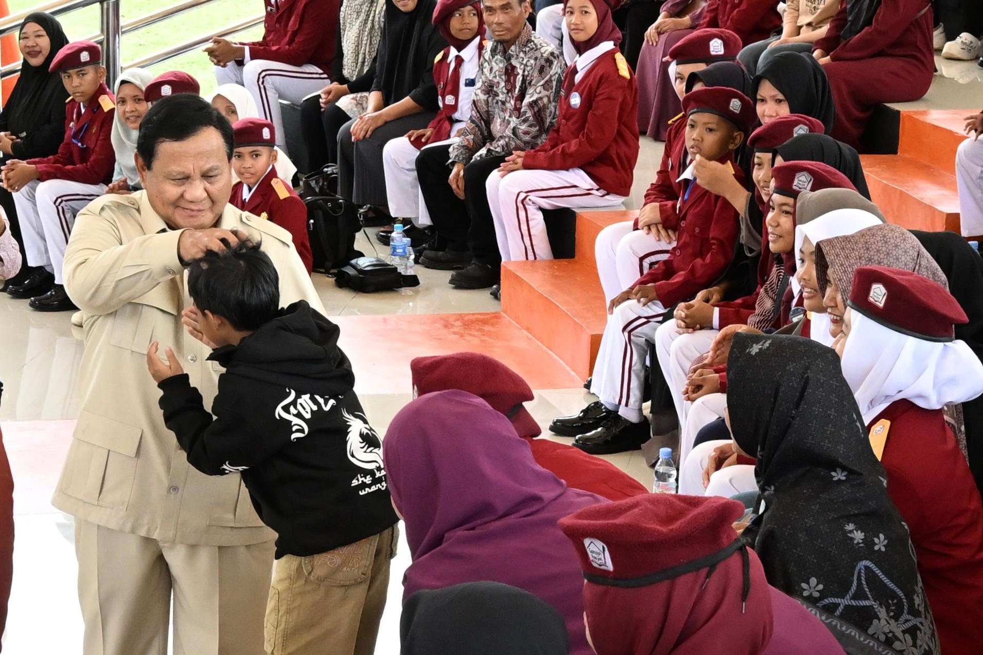 Presiden Prabowo Subianto meninjau fasilitas Sekolah Rakyat di Kalsel. (Foto/BPMI)