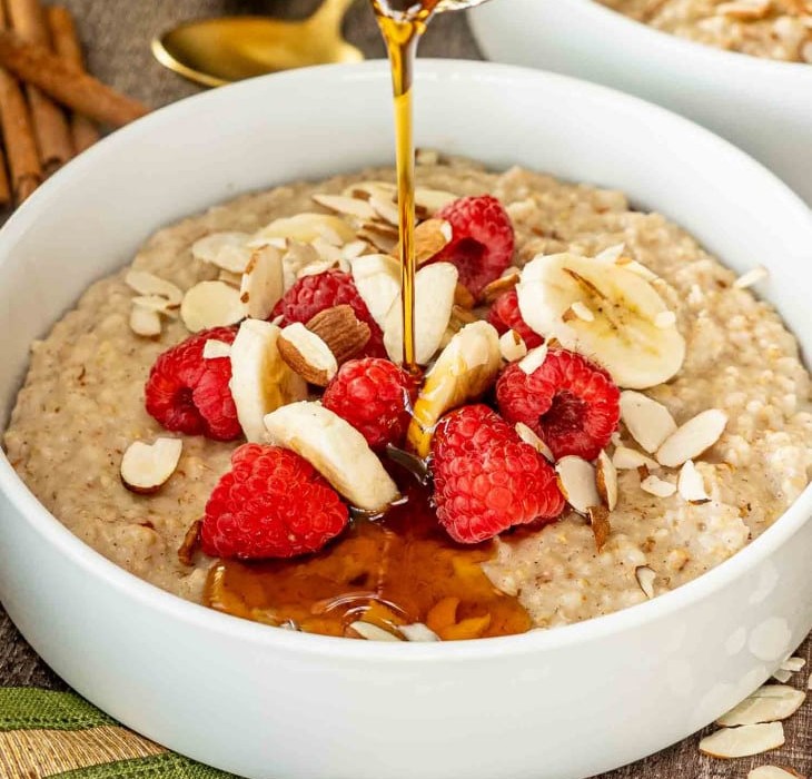 Menu sarapan instan oatmeal. (BeritaNasional/Jo Cookes)