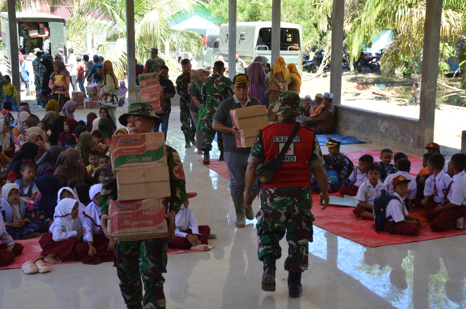 TNI Angkatan Darat menggelar kegiatan trauma healing serta menyalurkan bantuan sosial bagi warga terdampak bencana alam di Desa Bandar Tarutung (BeritaNasional/Elvis/HO Dispenad)