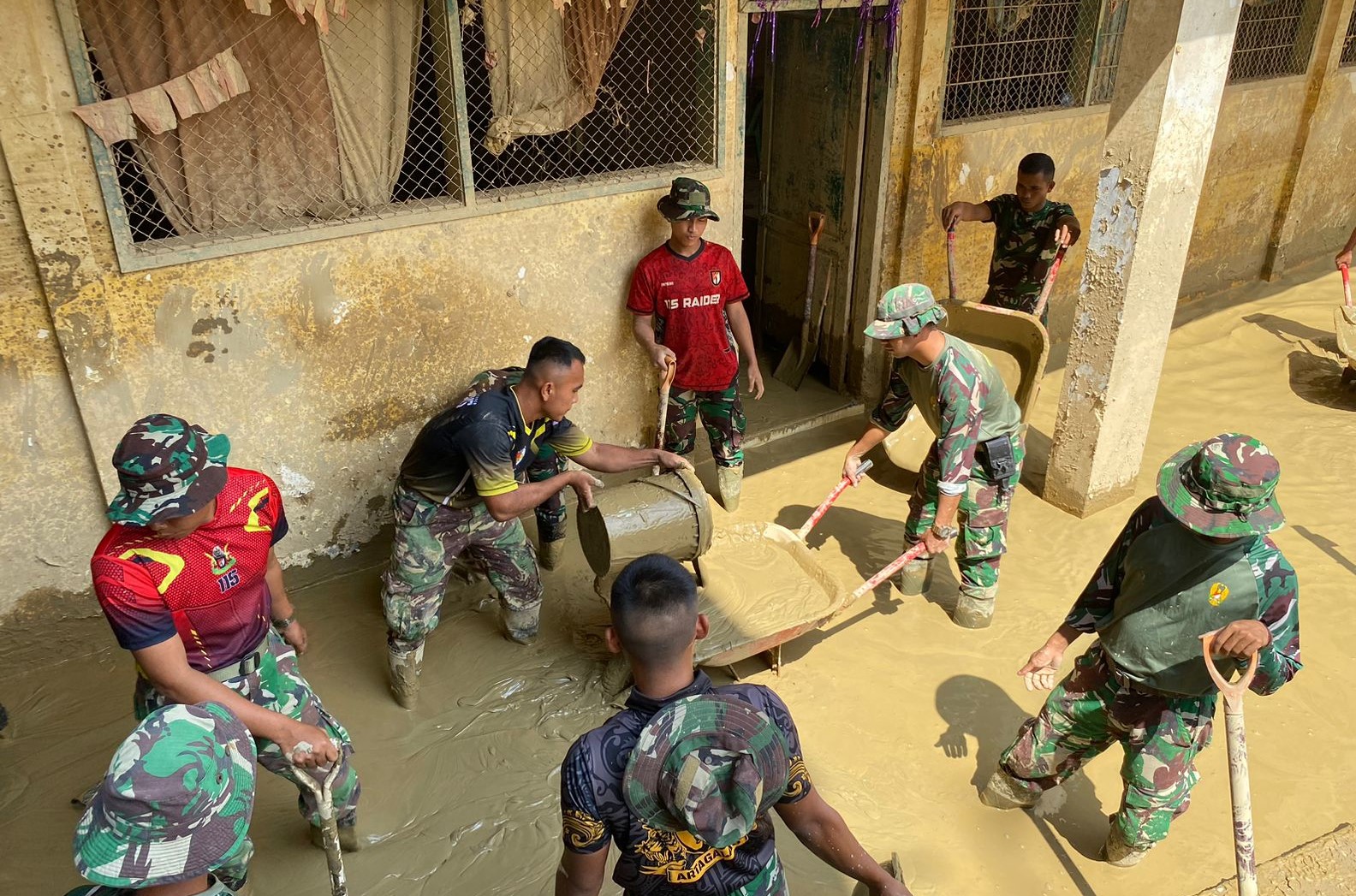 TNI Angkatan Darat membantu masyarakat dengan mempercepat pemulihan fasilitas pendidikan yang terdampak banjir bandang di Madrasah Tsanawiyah (MTSS) Darul Ulum di Jalan Cut Nyak Dien, Desa Sriwijaya, Kecamatan Kuala Simpang, Kabupaten Aceh Tamiang.  (BeritaNasional/Elvis/HO Dispenad)