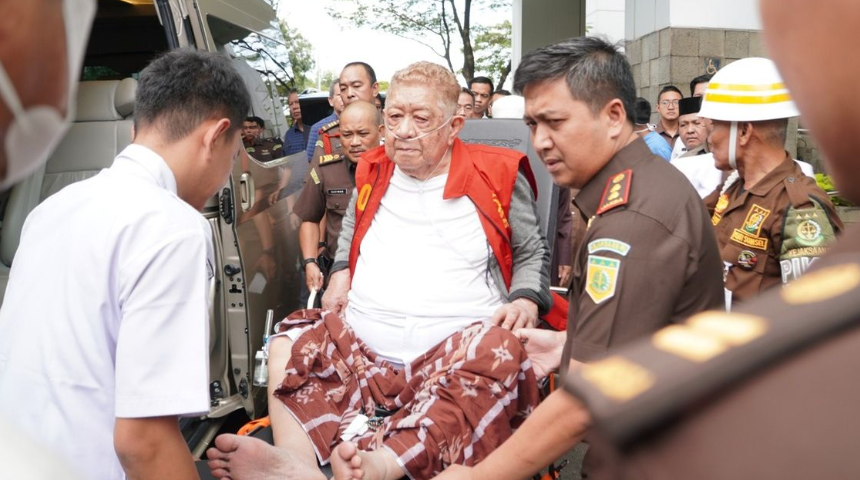 Terdakwa Haji Alim saat diamankan Kejaksaan Tinggi Sumsel. (BeritaNasional/istimewa)
