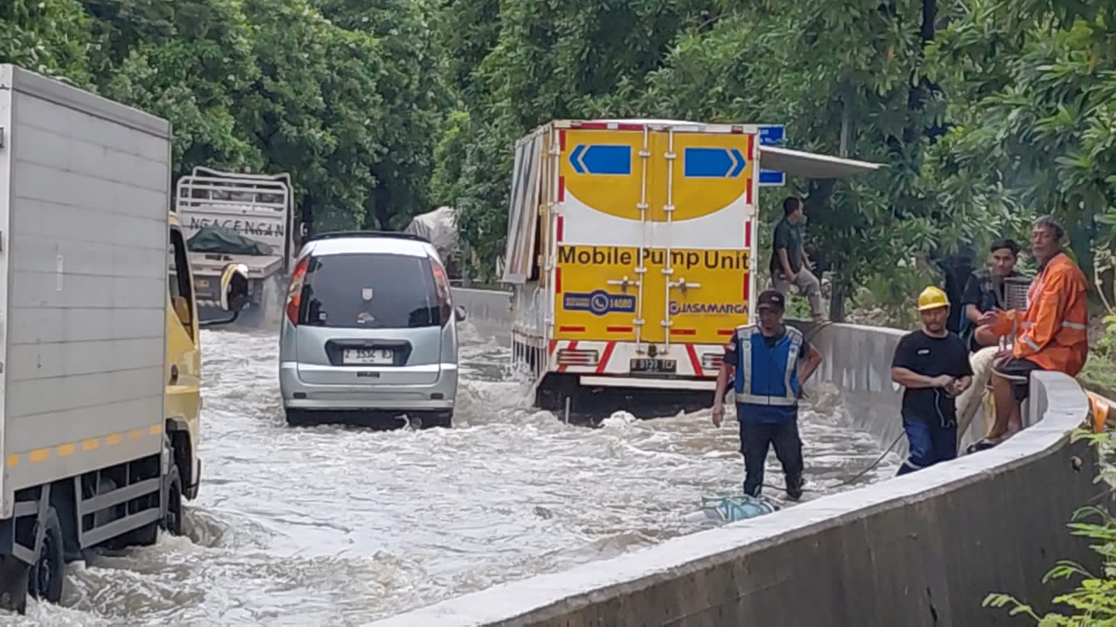 Situasi banjir di Tol Sedyatmo. (Foto/Istimewa)