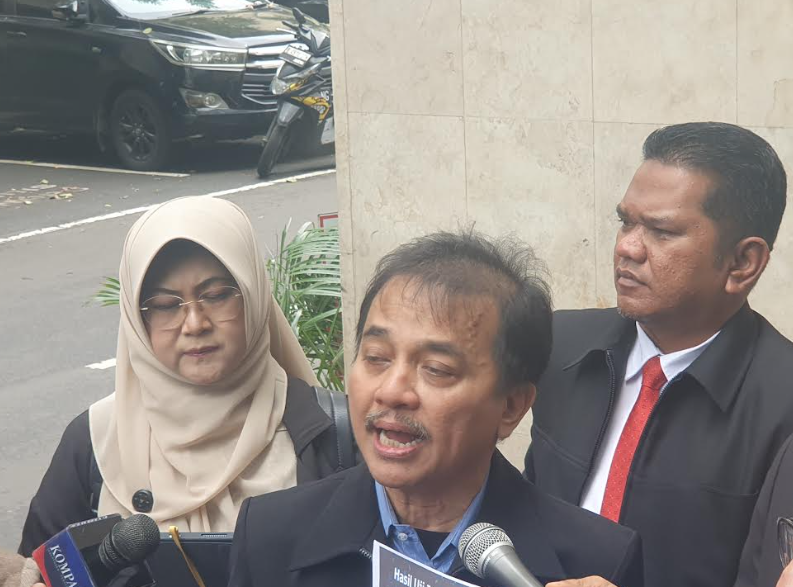 Tersangka ijasah palsu Roy Suryo menegaskan sikapnya kepada wartawa di Polda Metro Jaya. (BeritaNasional/Bachtiarudin)