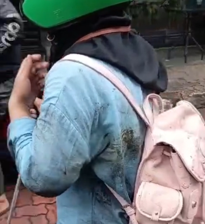 Wanita tunanetra masuk got di depan PLN Bulungan usai turun dari Transjakarta, Minggu (11/1/2026). (BeritaNasional/Instagram Info Ciledug)