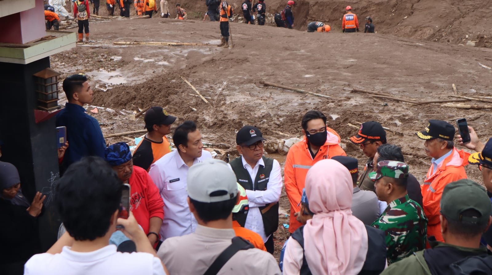 Menko PMK, Kepala Basarnas, Kepala BNPB dan stakeholder terkait di lokasi longsor Desa Pasirlangu, Cisarua,Bandung Barat. (BeritaNasional/BNPB)
