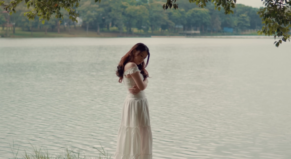 Klip video lagu Menerima Luka oleh Natasya Sabella. (Foto/YouTube Natasya Sabella)