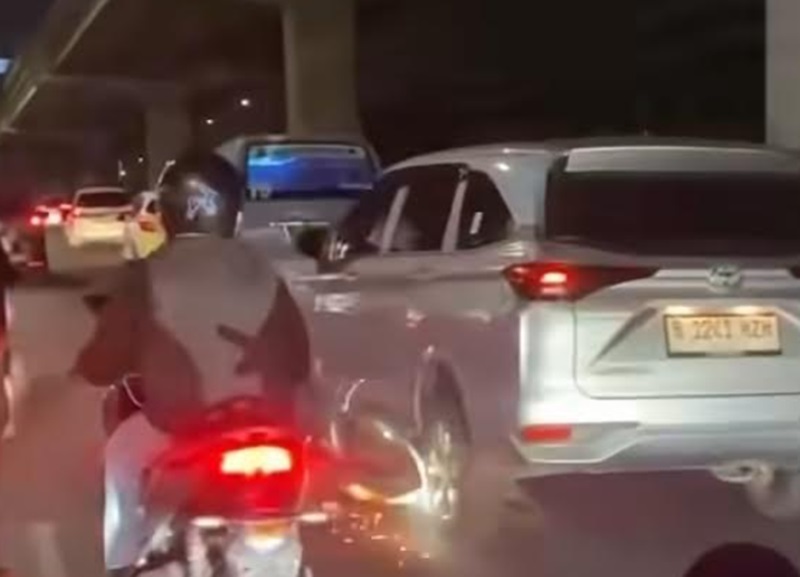 Situasi TKP mobil tabrak motor (Beritanasional/Bachtiar)