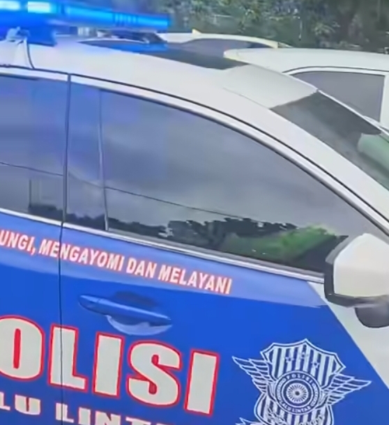 Viral mobil Patwal senggol mobil warga di Tol Tomang arah Tangerang. (BeritaNasional/Instagram Dramaojol)