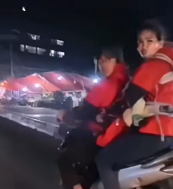 Pasutri merokok sambil menggendong bayi saat berkendara. (BeritaNasional/Bachtiarudin)