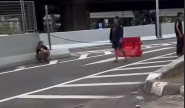 Tiga pemuda diduga lakukan pungutan liar di exit tol Rawa Buaya Jakarta Barat. (BeritaNasional/Bachtiarudin)
