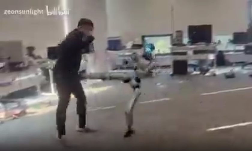 Momen Robot Humanoid G1 tendang pelatih. (Foto/ist)