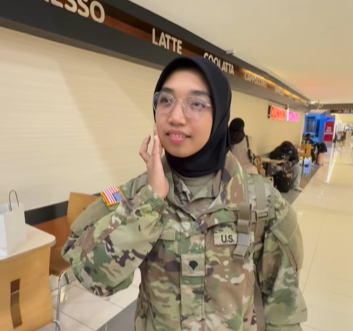 Kezia Syifa berpamitan dengan orang tuanya untuk bertugas di Army National Guard, Maryland, AS. (BeritaNasional/Instagram Bunda Kesidaa)