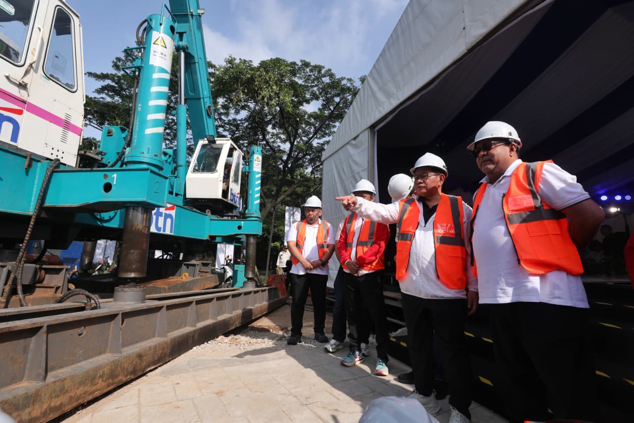 Gubernur DKI Jakarta Pramono Anung (dua dari kanan) saat groundbreaking JPO JIS-Ancol. (Foto/Dok Pemprov Jakarta)