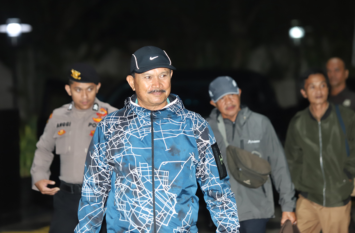 Wali Kota Madiun Maidi (tengah) dikawal petugas setibanya di Gedung Merah Putih KPK, Jakarta, Senin (19/1/2026). (Beritanasional.com/Oke Atmaja)