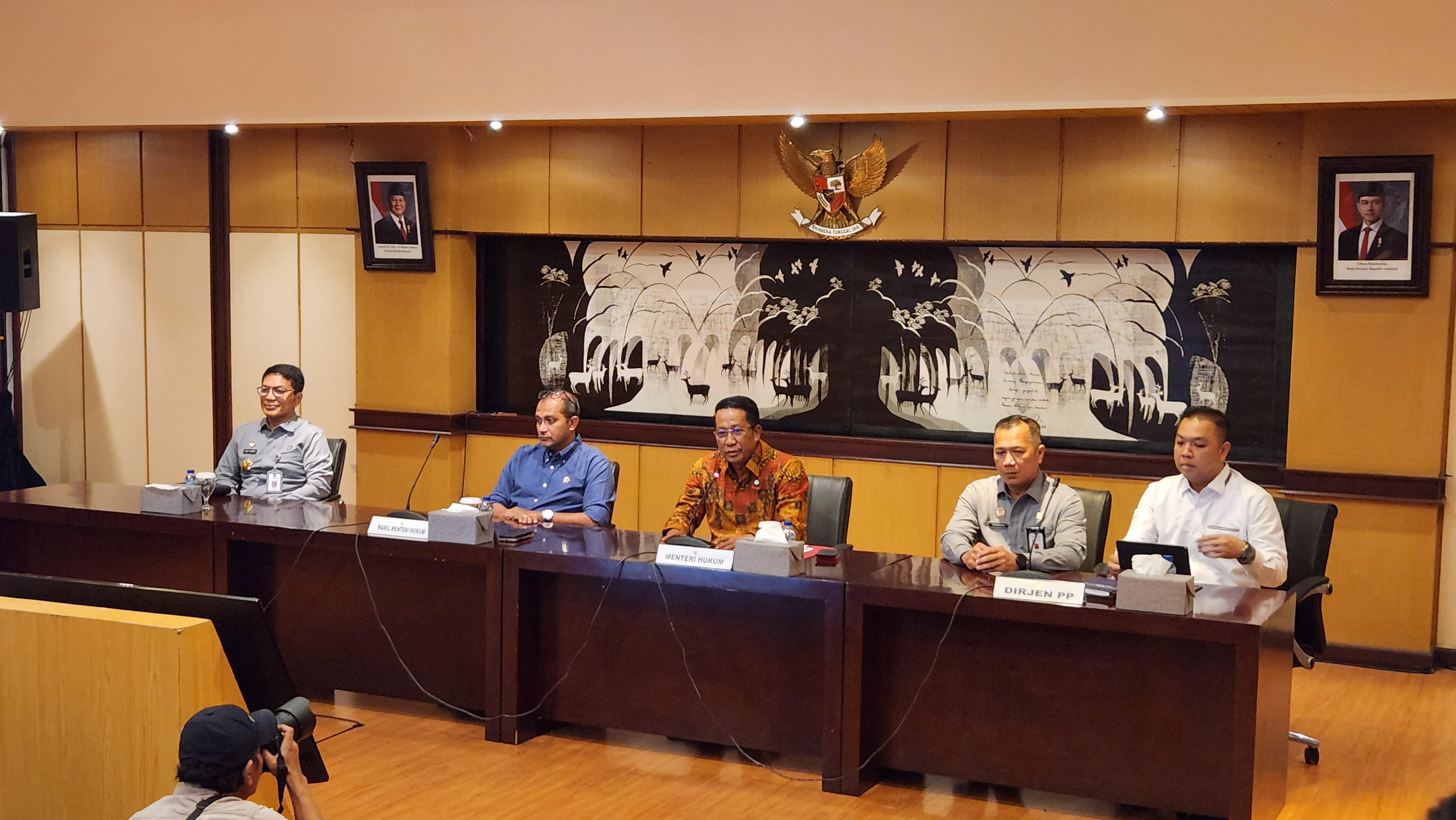 Wakil Menteri Hukum Edward Omar Sharif Hiariej (kenakan kemeja biru). (BeritaNasional/Panji)