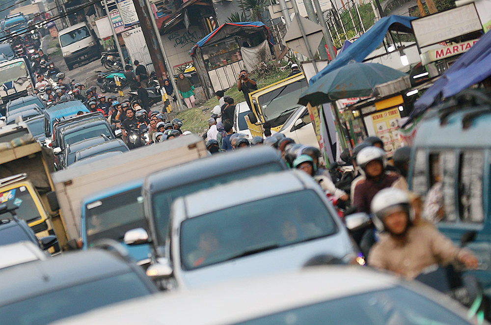 Kendaraan saat melintas jalan Puncak, Bogor. (BeritaNasional/Elvis Sendouw)