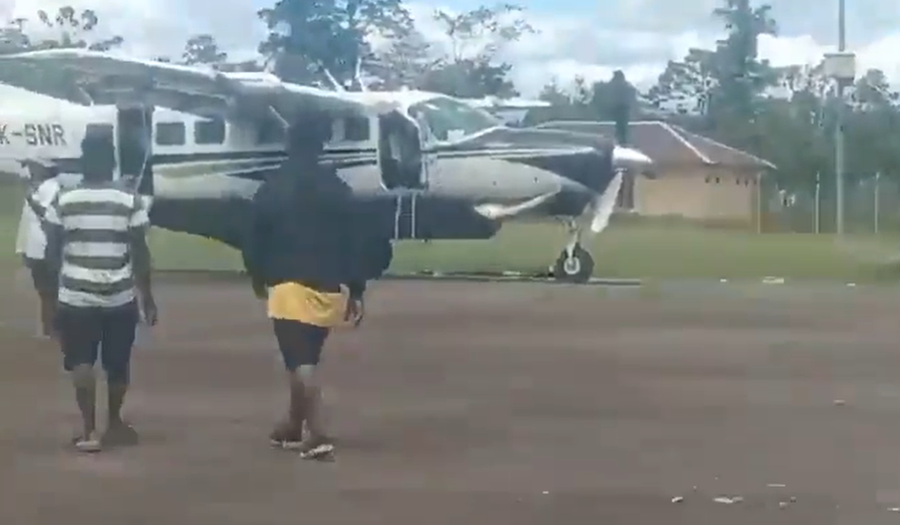 Pesawat Smart Air yang ditembak di Boven Digoel, Papua Selatan. (BeritaNasional/X Khatulistiwa Indonesia)