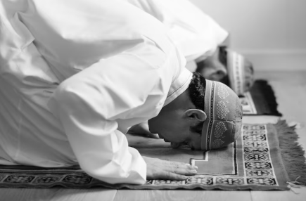 Ilustrasi gerakan sujud  (BeritaNasional/Freepik)