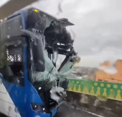 Penampakan kerusakan serius bus Transjakarta yang adu kambing di Koridor 13 Cipulir Jaksel. (BeritaNasional/tangkapan layar)