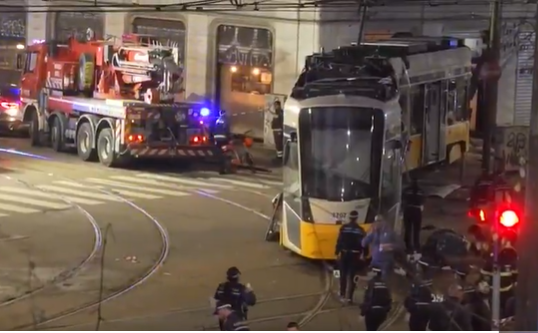 Trem yang tergelincir di Milan, Italia, Jumat (27/2/2026). (BeritaNasional/Istimewa)