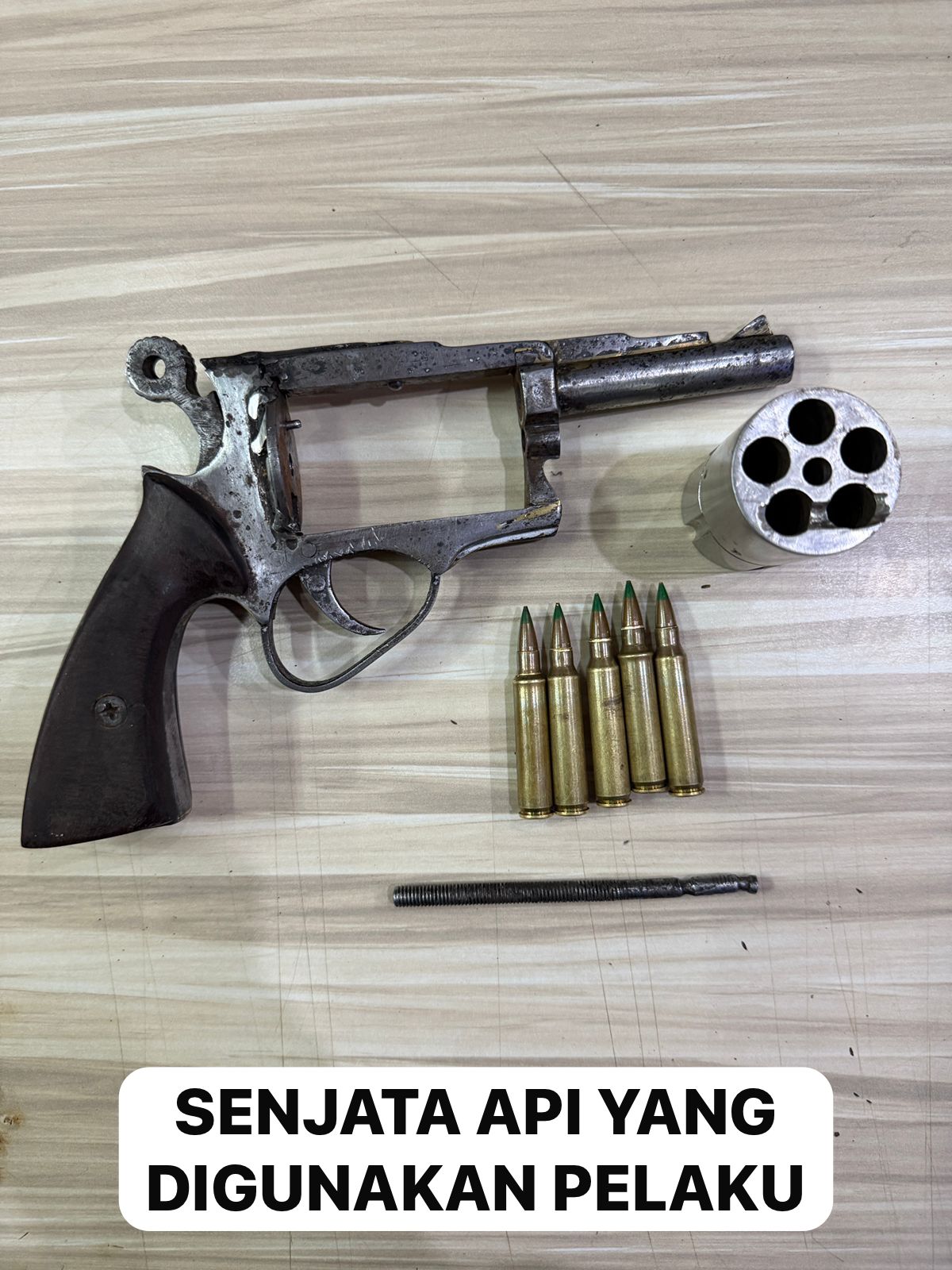 Barang bukti senpi dari pelaku curanmor viral di Grogol, Petamburan, Jakbar. (BeritaNasional/Polda Metro Jaya)