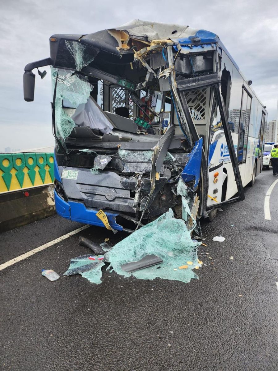 Dua unit bus TransJakarta terlibat tabrakan di arah Kebayoran menuju Cipulir. (Foto/doc. Polri)