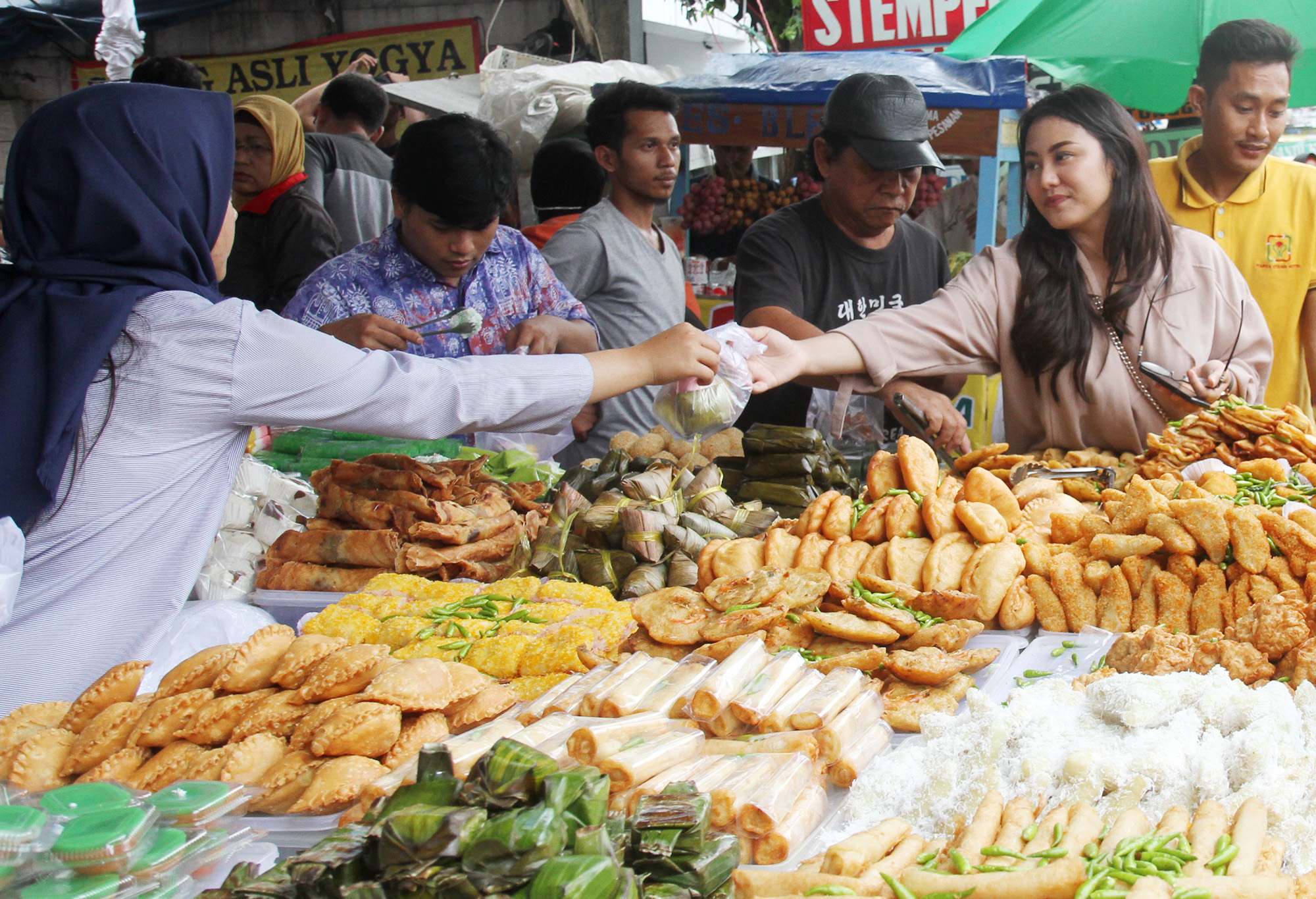 Takjil di Pasar Benhil, Jakarta. (BeritaNasional/Oke Atmadja)