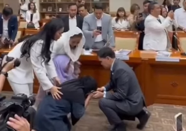 MOmen Ibu Fandi Bersujud di Depan Ketua Komisi III Mohon Keadilan. (Foto/Instagram Hotman Paris)