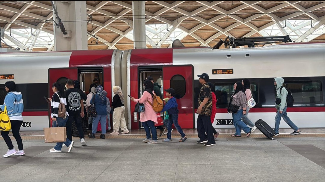 Penumpang bersiap mausk kereta cepat Whoosh. (BeritaNasional/dok KCIC)