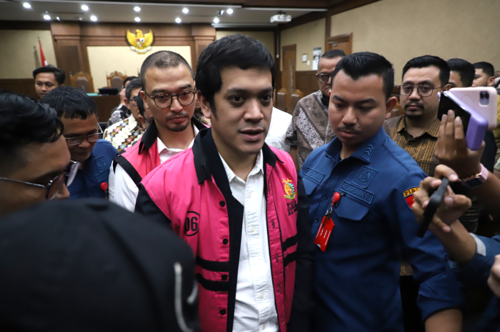 Terdakwa Kerry Adrianto anak Riza Chalid Dijatuhi vonis 15 tahun di Pengadilan Tipikor. (Ashar/SinPo.id)