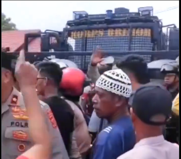 Warga geruduk Markas Brimob di Maluku Tenggara, usai Bripka MS aniaya siswa MTSN hingga tewas, Kamis (19/2/2026). (BeritaNasional/X Never)