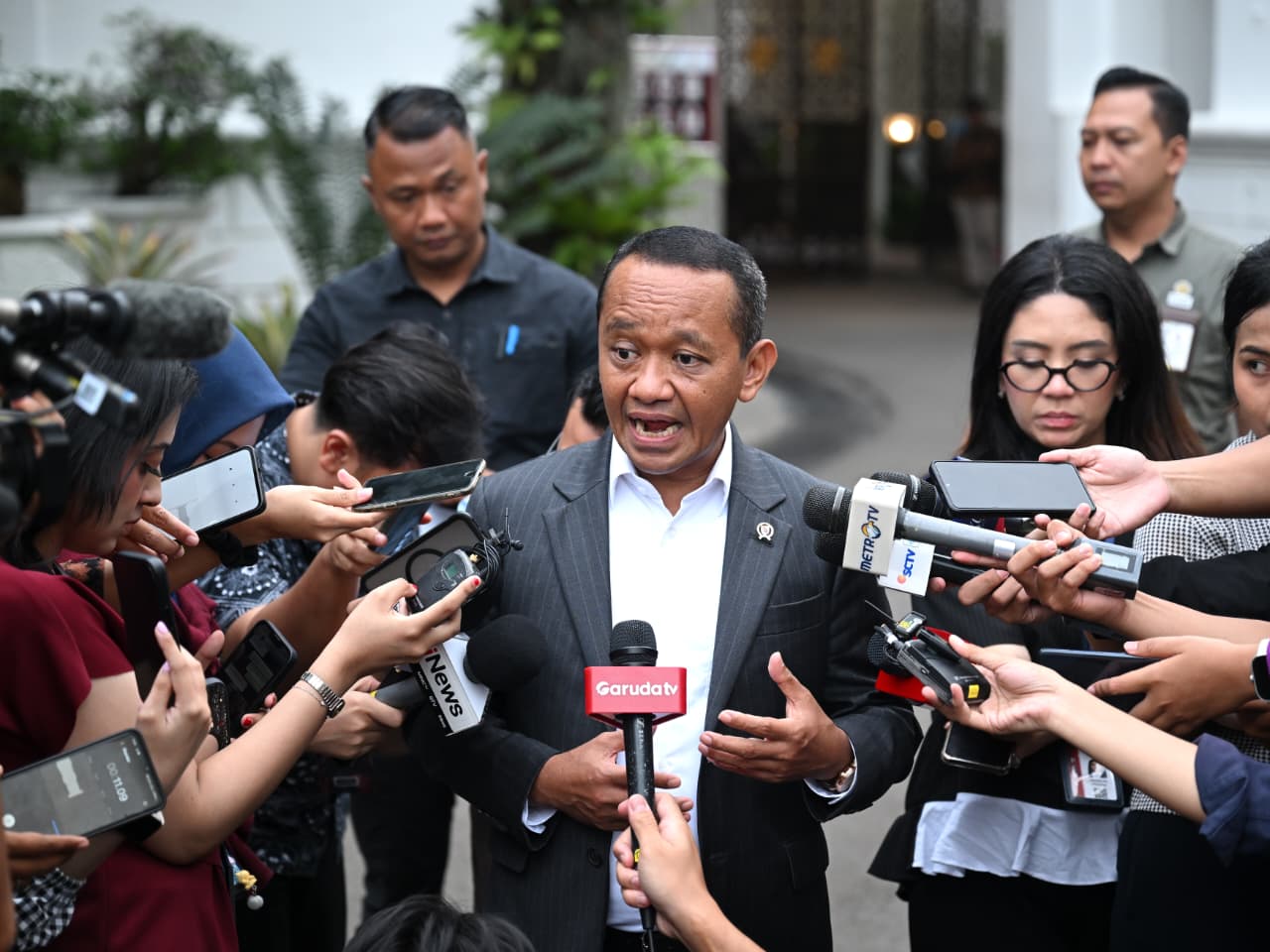 Menteri ESDM Bahlil Lahadalia usai Ratas di Istana Merdeka, Jakarta, Rabu (11/2/2026). (BeritaNasional/BPMI Setpres)