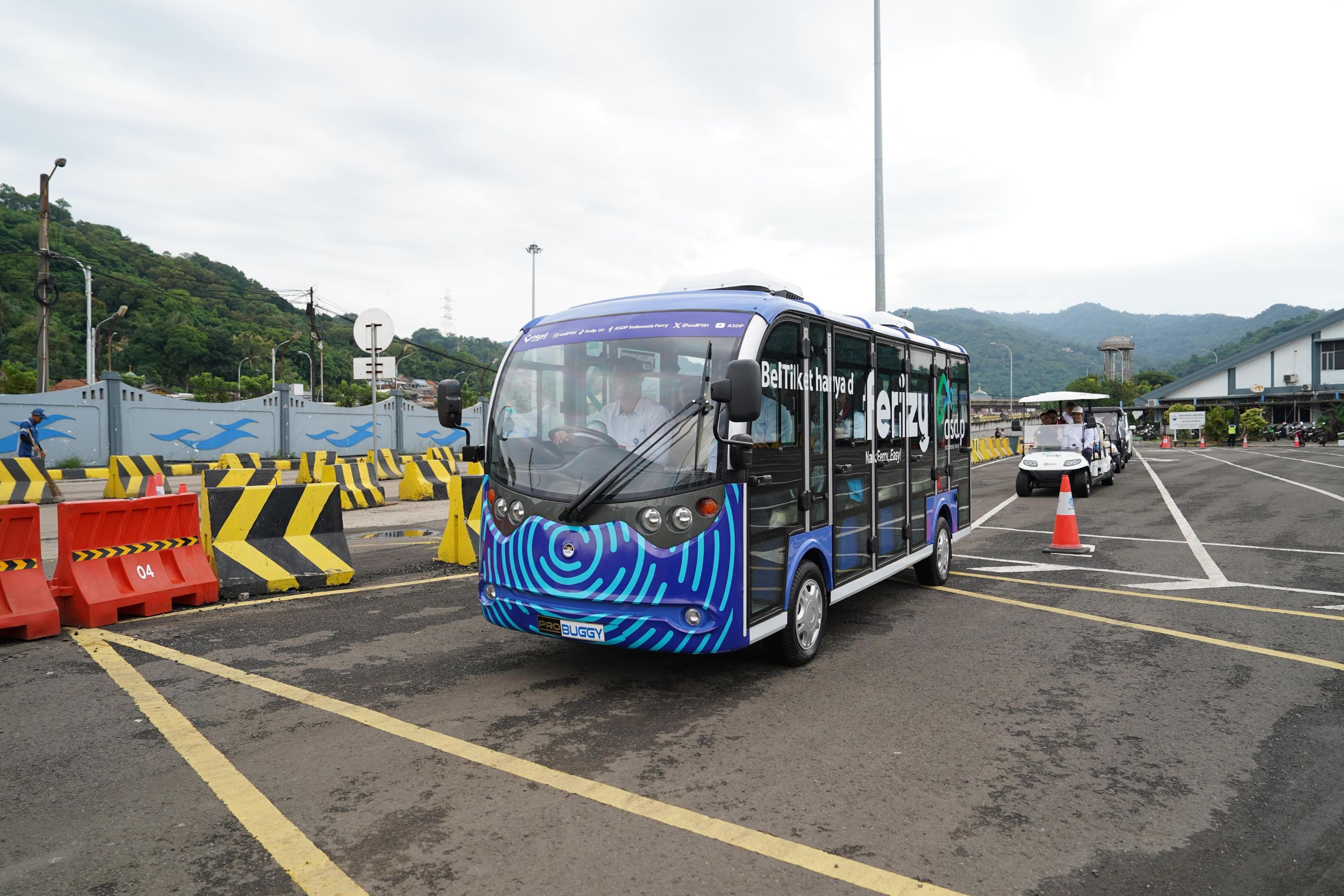 ASDP sediakan shuttle bus listrik untuk akomodasi di Pelabuhan Merak jelang Lebaran 2026. (BeritaNasional/ASDP)