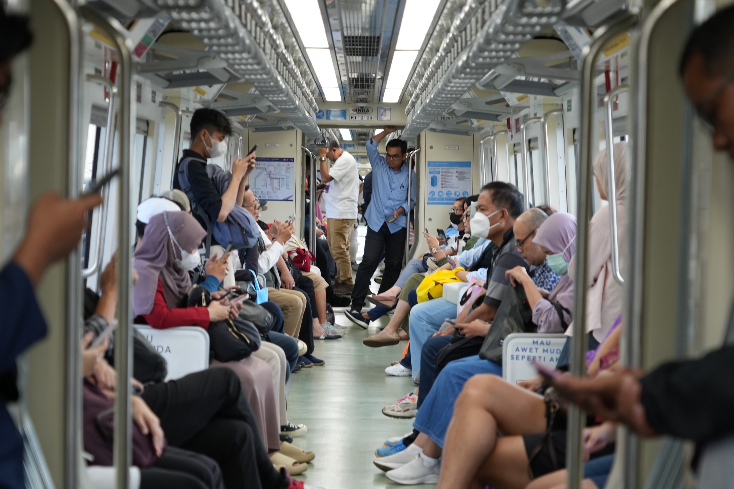 Penumpang LRT memenuhi gerbong. (BeritaNasional/dok LRT)