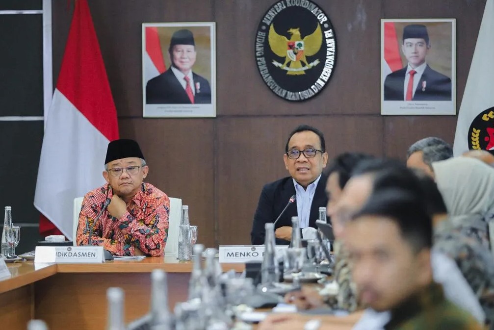 Menko PMK Pratikno (kanan) dan Mendikdasmen Abdul Mu'ti (kiri) dalam RTM di Kemenko PMK, Jakarta. (BeritaNasional/Kemenko PMK)