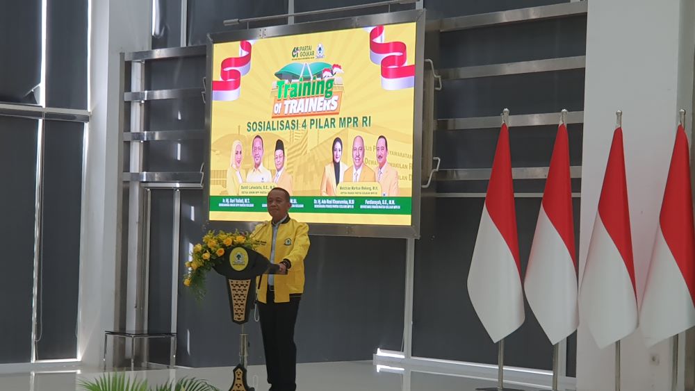 Ketum Golkar Bahlil Lahadalia saat memberikan keterangan pers setelah Rapimnas Golkar. (BeritaNasional/Bachtiarudin Alam))