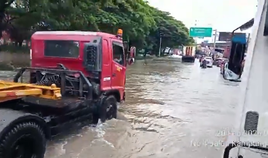 Jalan Cakung Cilincing Raya, Jakut banjir setinggi hingga 30 sentimeter, Jumat (20/2/2026). (BeritaNasional/X TMC Polda Metro)