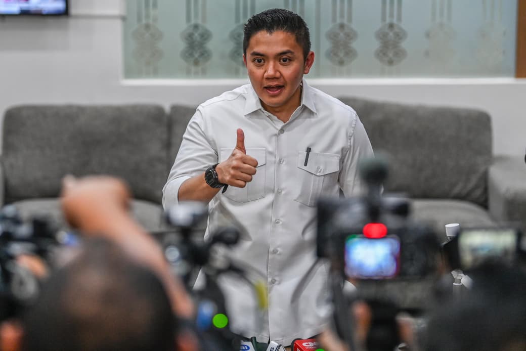Seskab Teddy Indra Wijaya di hadapan awak media di Istana Kepresidenan, Jakarta, Jumat (27/2/2026). (BeritaNasional/BPMI Setpres)