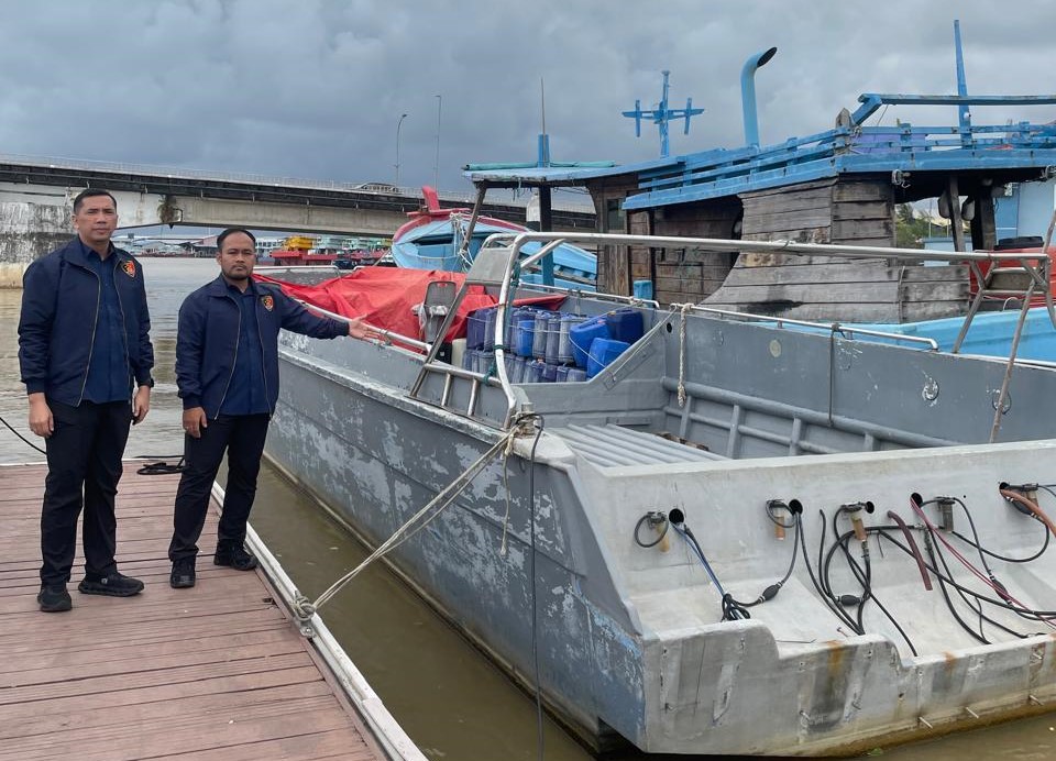 Bareskrim Polri Sita Kapal Bermuatan Pasir Timah Ilegal yang Hendak Diselundupkan ke Malaysia. (Foto/Dokumentasi Bareskrim Polri)