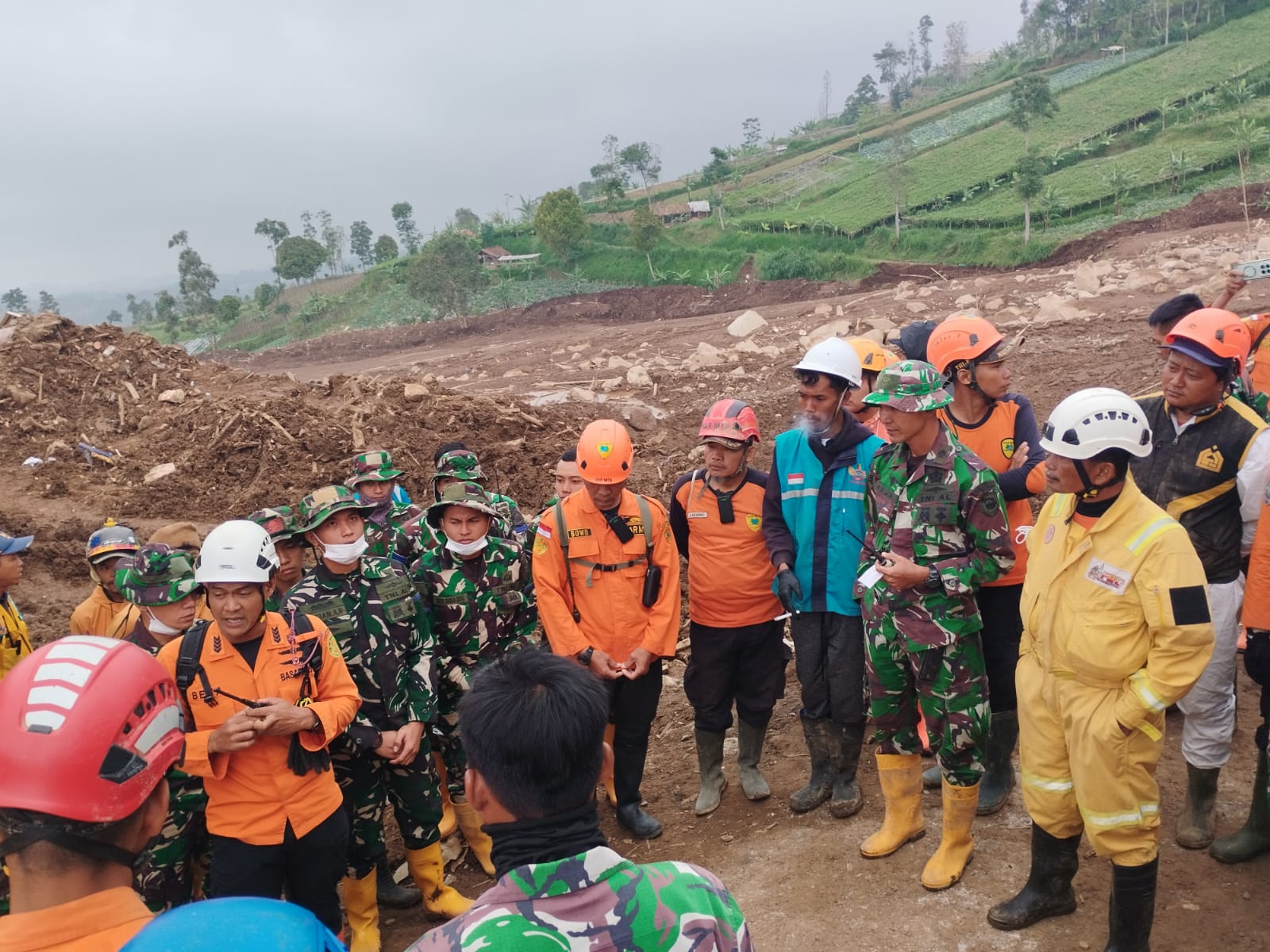 Tim SAR dalam operasi SAR bencana longsor hari ke-17 di Desa Pasirlangu, Cisarua, Bandung Barat, Senin (9/2/2026). (BeritaNasional/Basarnas)