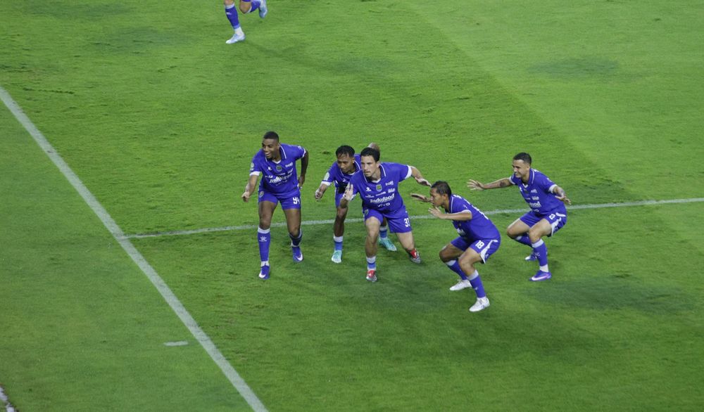 Para pemain Persib Bandung berselebrasi setelah mencetak gol ke gawang Malut United. (Foto/Persib.co.id)