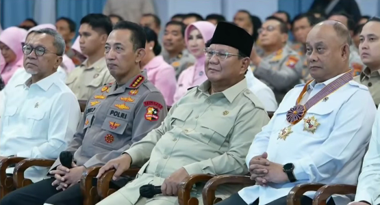 Presiden Prabowo Subianto (dua dari kanan) saat peresmian SPPG Polri. (Foto/YouTube Setpres)