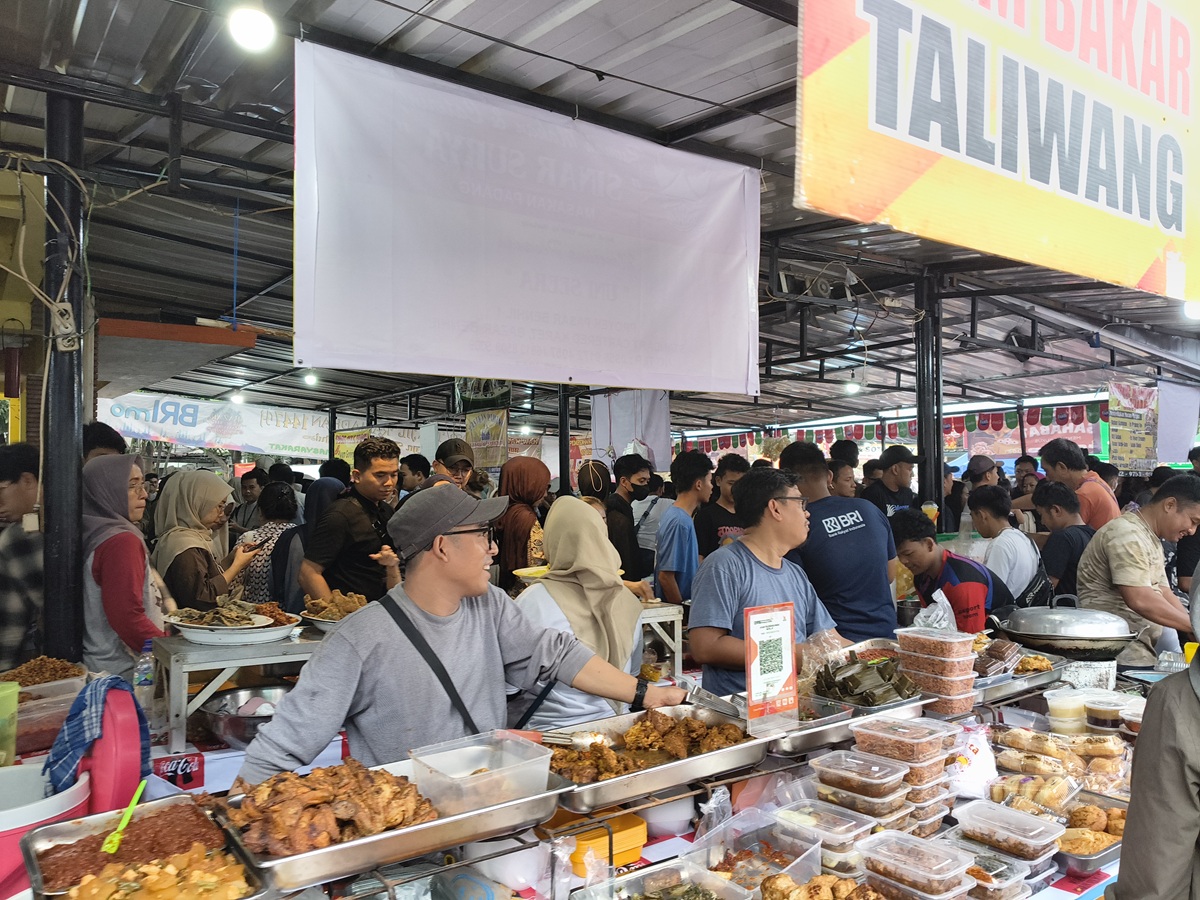 Berburu Takjil di Benhil. (BeritaNasional/Ahda)