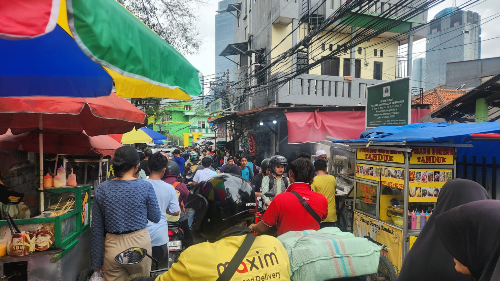 Berburu Takjil di Jalan Poncol, Lengkap dan Ramai Saat Ramadan. (BeritaNasional/Bachtiar).
