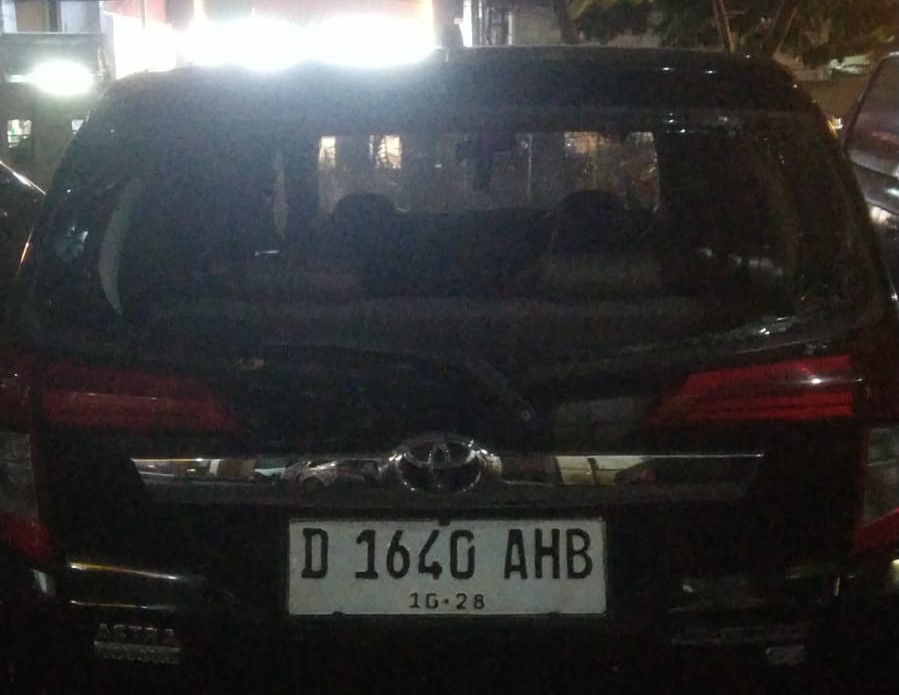 Mobil Calya yang diamuk warga di Jakpus. (Foto/Istimewa)