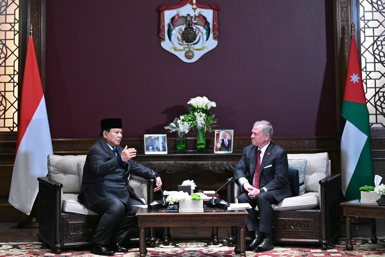 Presiden Prabowo Subianto (kiri) berbincang dengan Raja Yordania Abdullah II ibn Al Hussein. (Foto/BPMI)