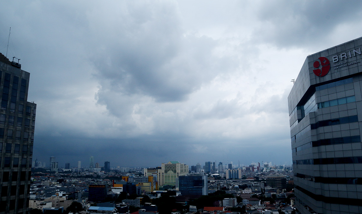 Awan tebal menyelimuti gedung bertingkat dan pemukiman di Jakarta, Selasa(10/2/2026).  (Beritanasional.com/Oke Atmaja)