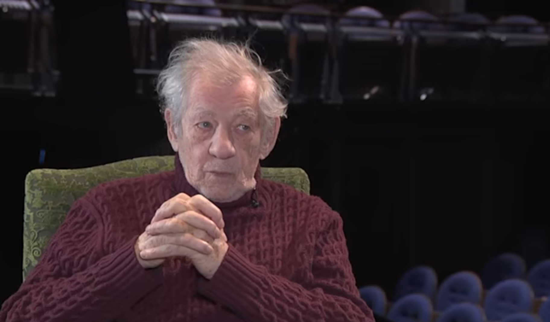 Sir Ian McKellen (Magneto) tak sengaja memberikan bocoran Avengers: Doomsday. (BeritaNasional/YouTube Jake's Takes)